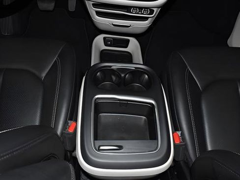 Certified 2023 Chrysler Pacifica Touring-L FWD image 26
