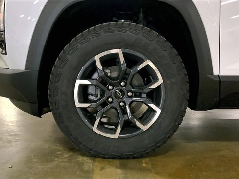 New 2026 Chevrolet Equinox ACTIV w/ Convenience Package III AWD/4WD image 11