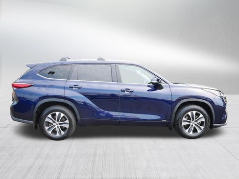 Used 2022 Toyota Highlander XLE AWD/4WD image 8