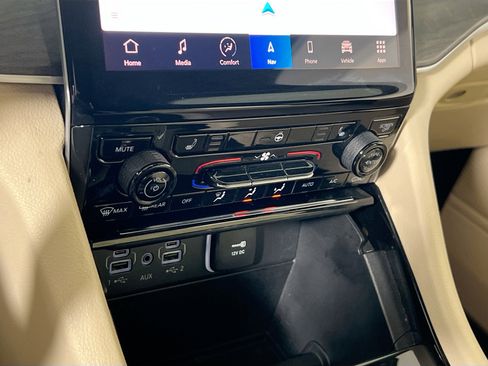 Used 2023 Jeep Grand Cherokee Limited image 16