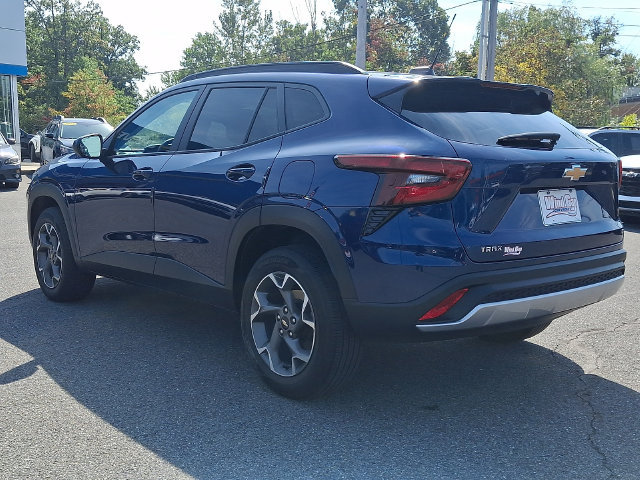Used 2024 Chevrolet Trax LT w/ Driver Confidence Package FWD image 4