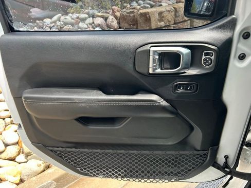 Used 2018 Jeep Wrangler Unlimited Sahara AWD/4WD image 11