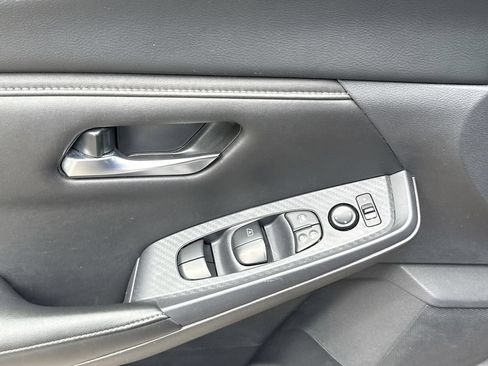 Used 2025 Nissan Sentra SV FWD image 15