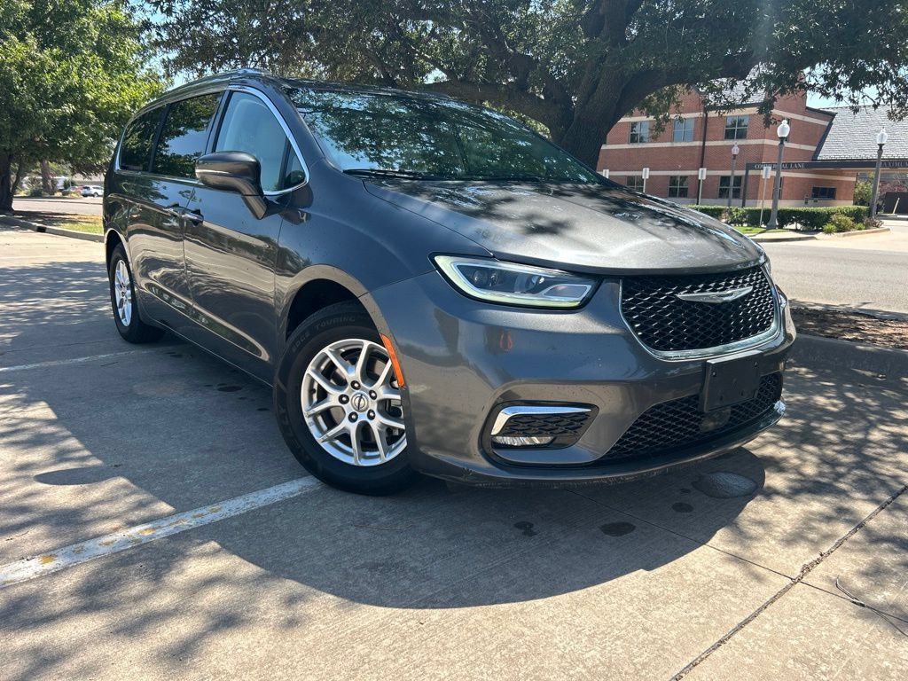 Used 2021 Chrysler Pacifica Touring-L FWD image 4