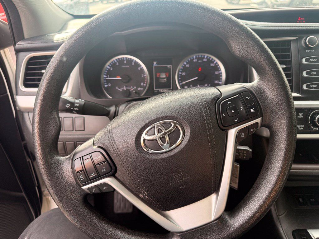 Used 2017 Toyota Highlander LE w/ Carpet Mat Package AWD/4WD image 21