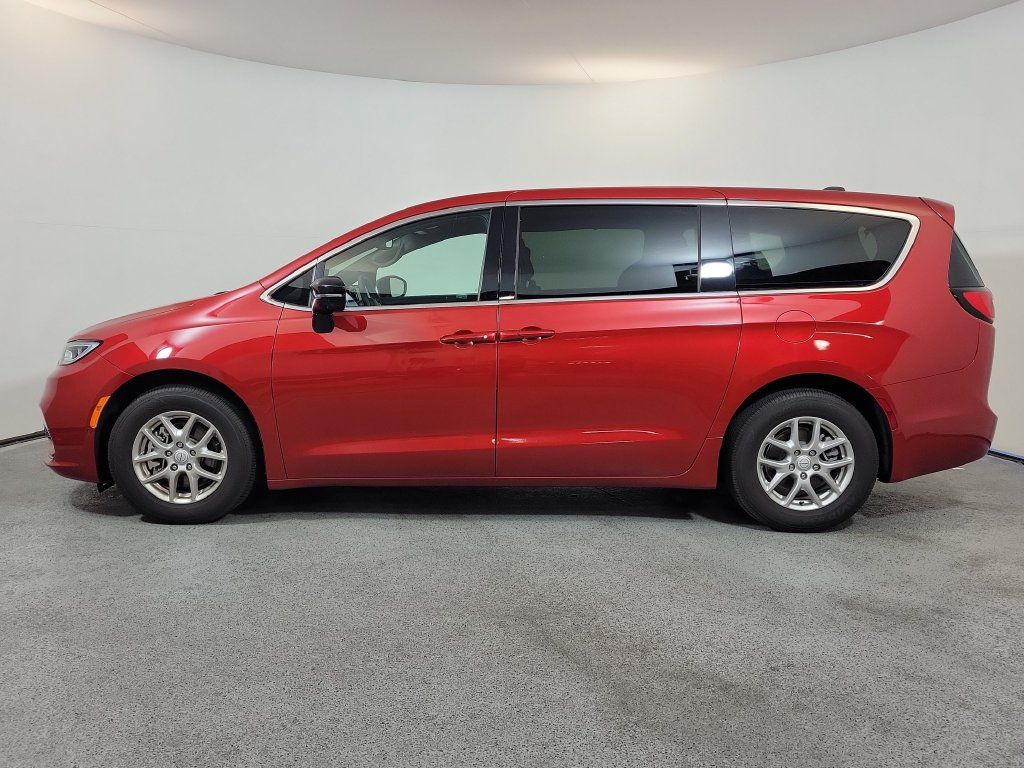 Used 2026 Chrysler Pacifica Select FWD image 4