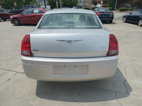 Used 2005 Chrysler 300 image 5