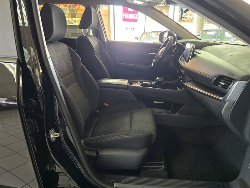 Used 2025 Nissan Rogue SV FWD image 14