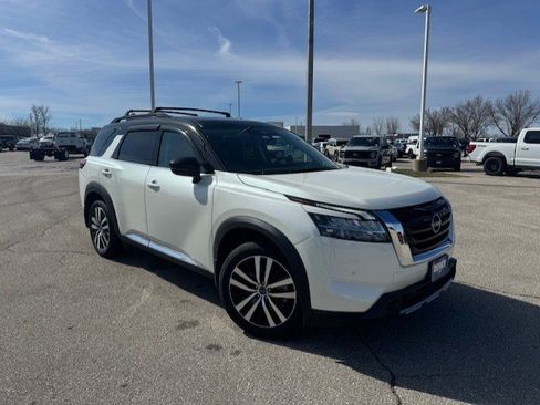 Used 2024 Nissan Pathfinder Platinum image 1