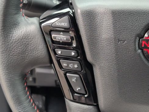 Used 2025 Nissan Frontier PRO-4X AWD/4WD image 16