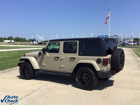 Used 2022 Jeep Wrangler Unlimited Sahara w/ Cold Weather Group image 4
