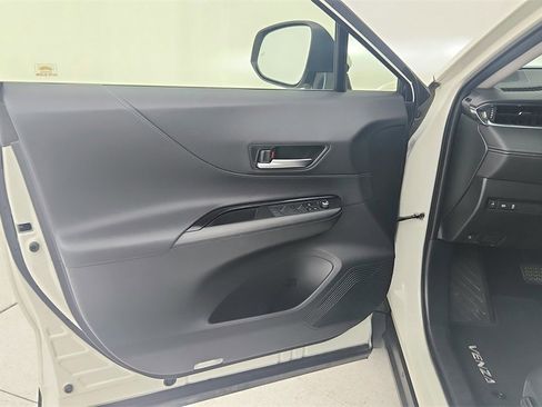 Used 2021 Toyota Venza LE image 24