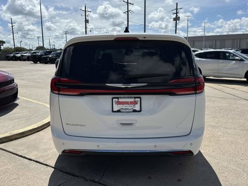 Used 2024 Chrysler Pacifica Touring-L FWD image 6