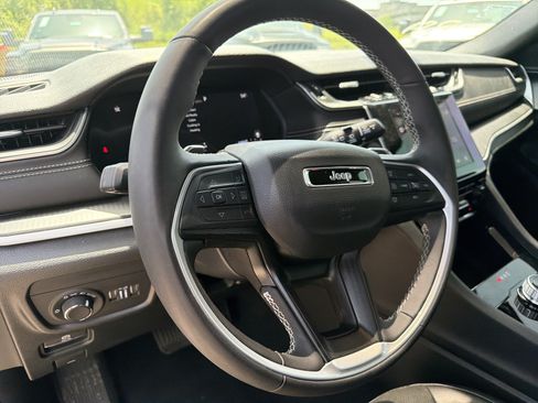 Used 2025 Jeep Grand Cherokee L Altitude AWD/4WD image 16