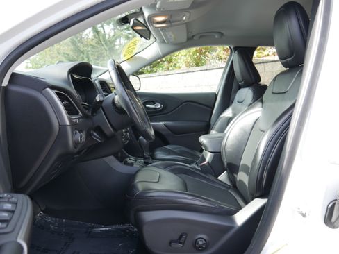 Used 2019 Jeep Cherokee Latitude Plus w/ Cold Weather Group image 12