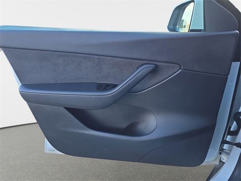 Used 2021 Tesla Model Y Long Range image 29