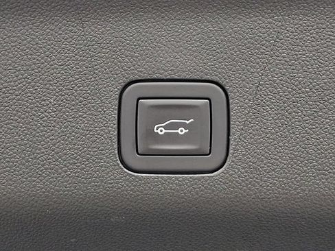 Used 2025 GMC Yukon XL Denali AWD/4WD image 31
