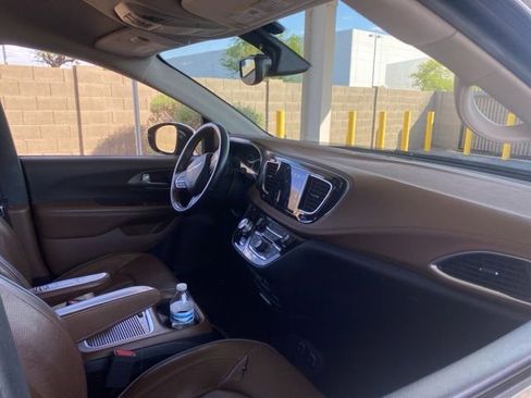 Used 2017 Chrysler Pacifica Limited w/ UConnect Theater Package FWD image 5