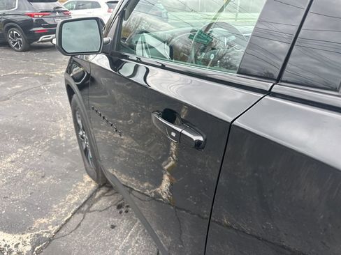 Used 2022 Chevrolet Traverse LT w/ Midnight/Sport Edition image 11