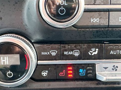 Used 2024 Ford Expedition XLT image 17