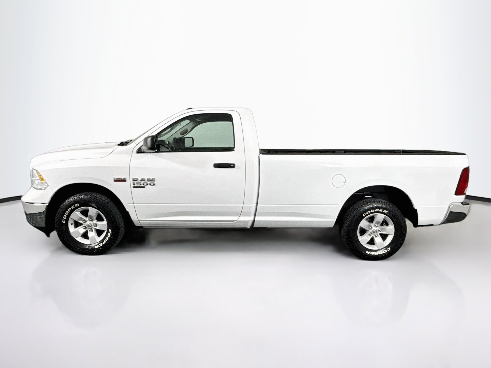 Used 2022 RAM 1500 Classic SLT AWD/4WD image 11