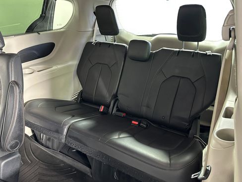 Used 2017 Chrysler Pacifica Touring-L image 31