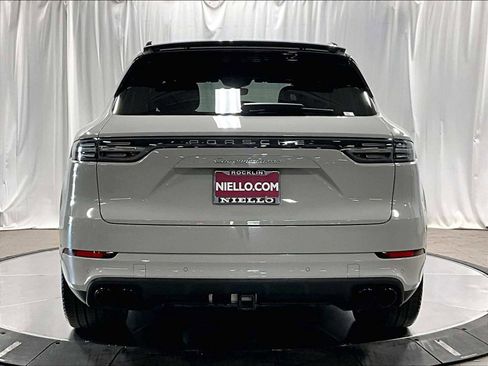 Used 2022 Porsche Cayenne Turbo image 9