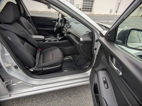 Used 2024 Nissan Altima 2.5 SV FWD image 12