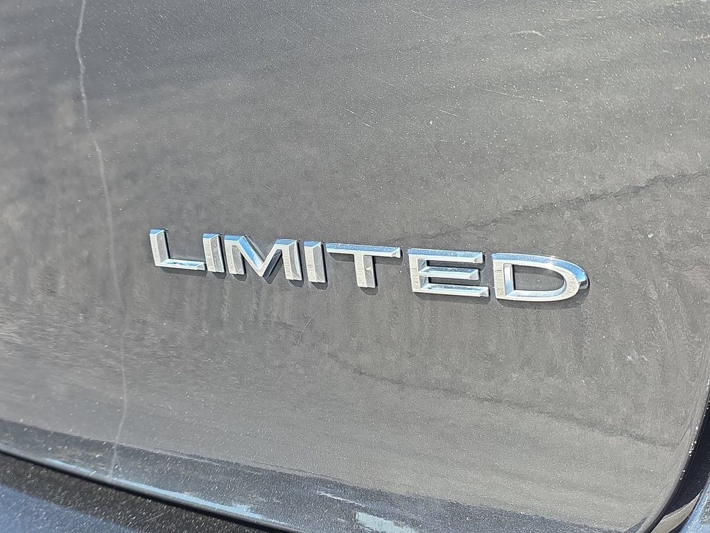 Used 2024 Chrysler Pacifica Limited FWD image 16