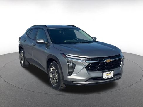 Used 2025 Chevrolet Trax LT FWD image 3