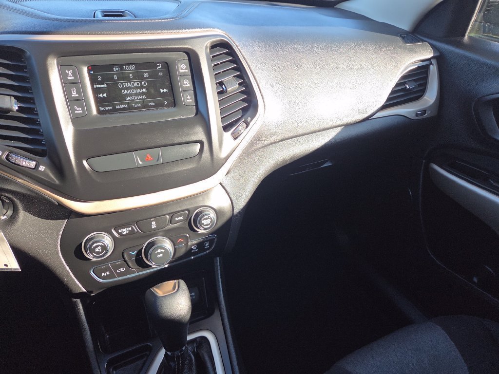 Used 2018 Jeep Cherokee Latitude w/ Altitude Package FWD image 15
