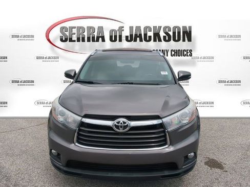 Used 2016 Toyota Highlander XLE FWD image 3