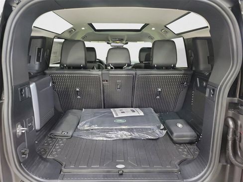 New 2024 Land Rover Defender 110 SE image 29