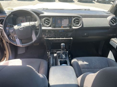 Used 2017 Toyota Tacoma TRD Sport AWD/4WD image 11