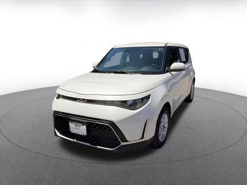 Used 2025 Kia Soul LX w/ LX Technology Package image 4