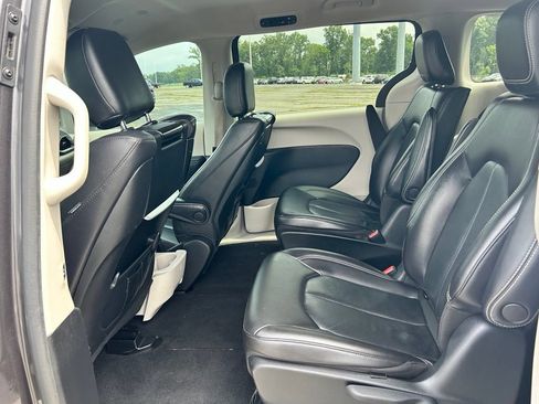 Used 2022 Chrysler Pacifica Touring-L w/ Uconnect Theater Family Group FWD image 18