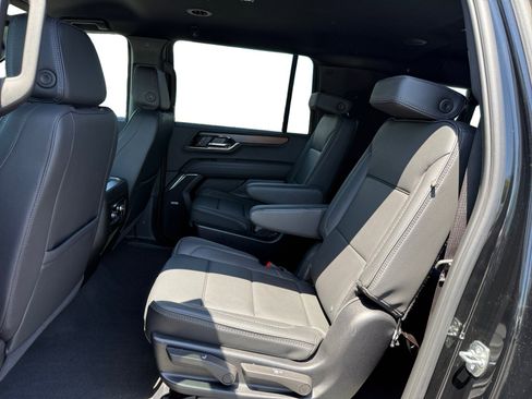 Used 2025 GMC Yukon XL Denali AWD/4WD image 16
