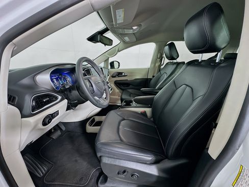 Used 2024 Chrysler Pacifica Touring-L FWD image 13