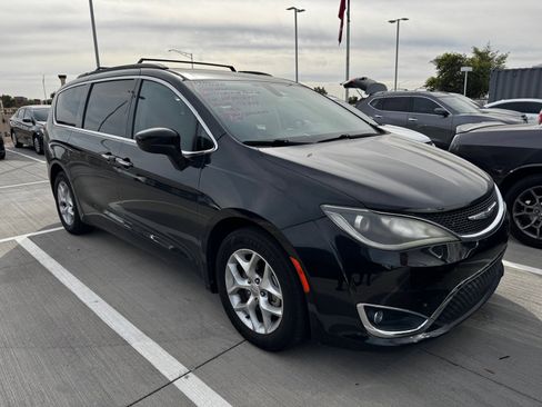 Used 2017 Chrysler Pacifica Touring Plus w/ Tire & Wheel Group image 3