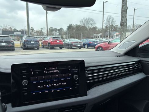 Used 2025 Volkswagen Jetta SE image 37