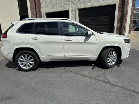 Used 2019 Jeep Cherokee Overland w/ Technology Group AWD/4WD image 9