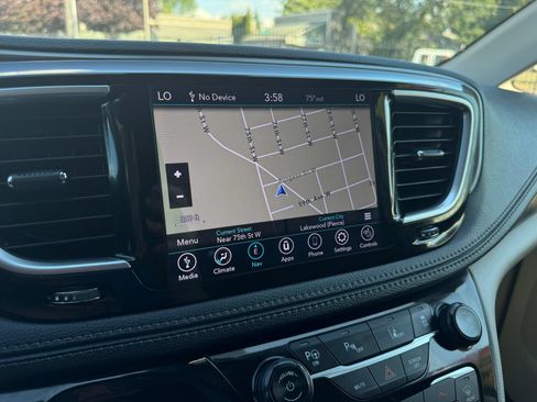 Used 2019 Chrysler Pacifica Limited w/ Advanced Safetytec Group FWD image 31