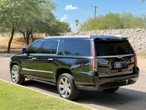 Used 2019 Cadillac Escalade ESV Luxury RWD image 3