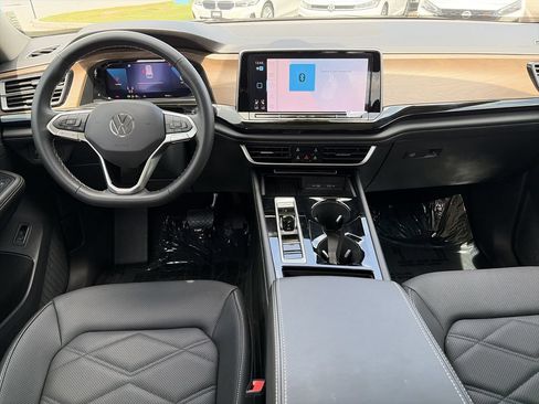 Certified 2026 Volkswagen Atlas SE w/ Panoramic Sunroof Package FWD image 2