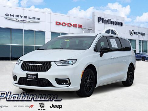 Used 2025 Chrysler Pacifica Select image 2