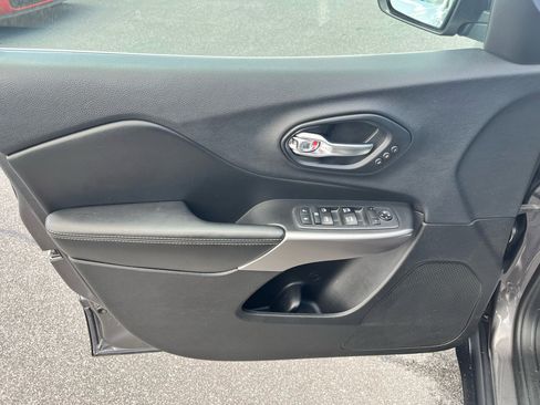 Used 2019 Jeep Cherokee Limited image 12