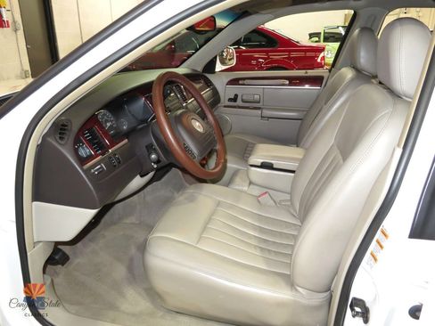 Used 2003 Lincoln Town Car Executive image 3