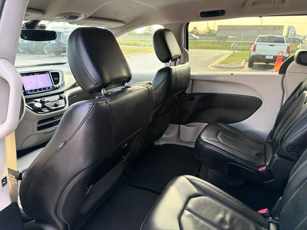 Used 2022 Chrysler Pacifica Touring-L FWD image 16