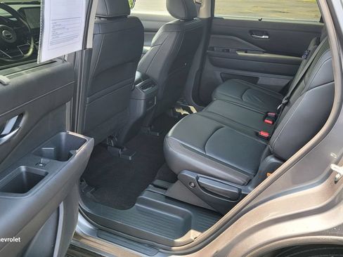 Used 2025 Nissan Pathfinder SL FWD image 25