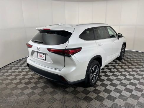 Used 2023 Toyota Highlander XLE image 7